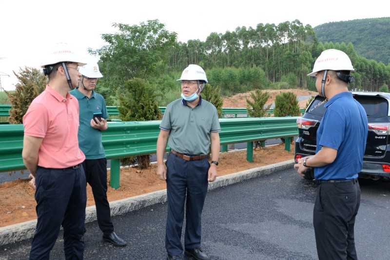 覃炳賢（右二）檢查蒙象來高速沿線交安、綠化工程_副本.jpg